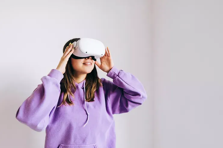 年轻的白人女性使用VR耳机
